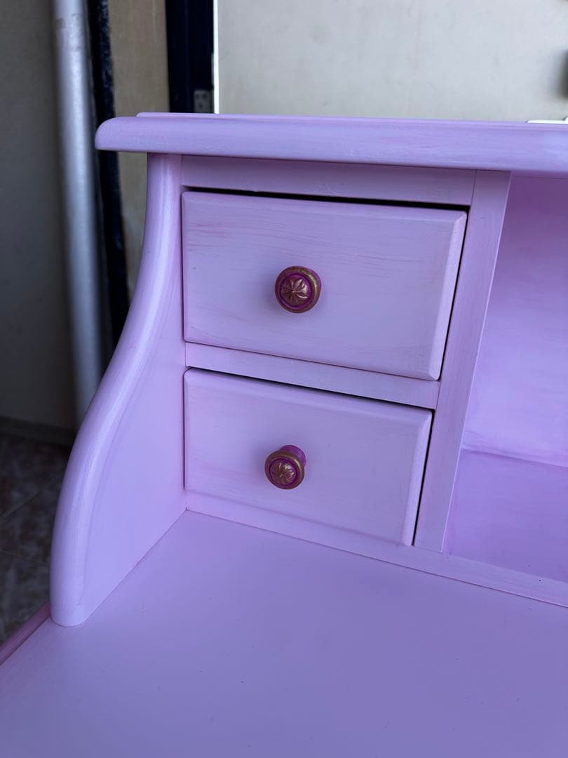 ピンクの木製引き出し付きデスク. 勉強机