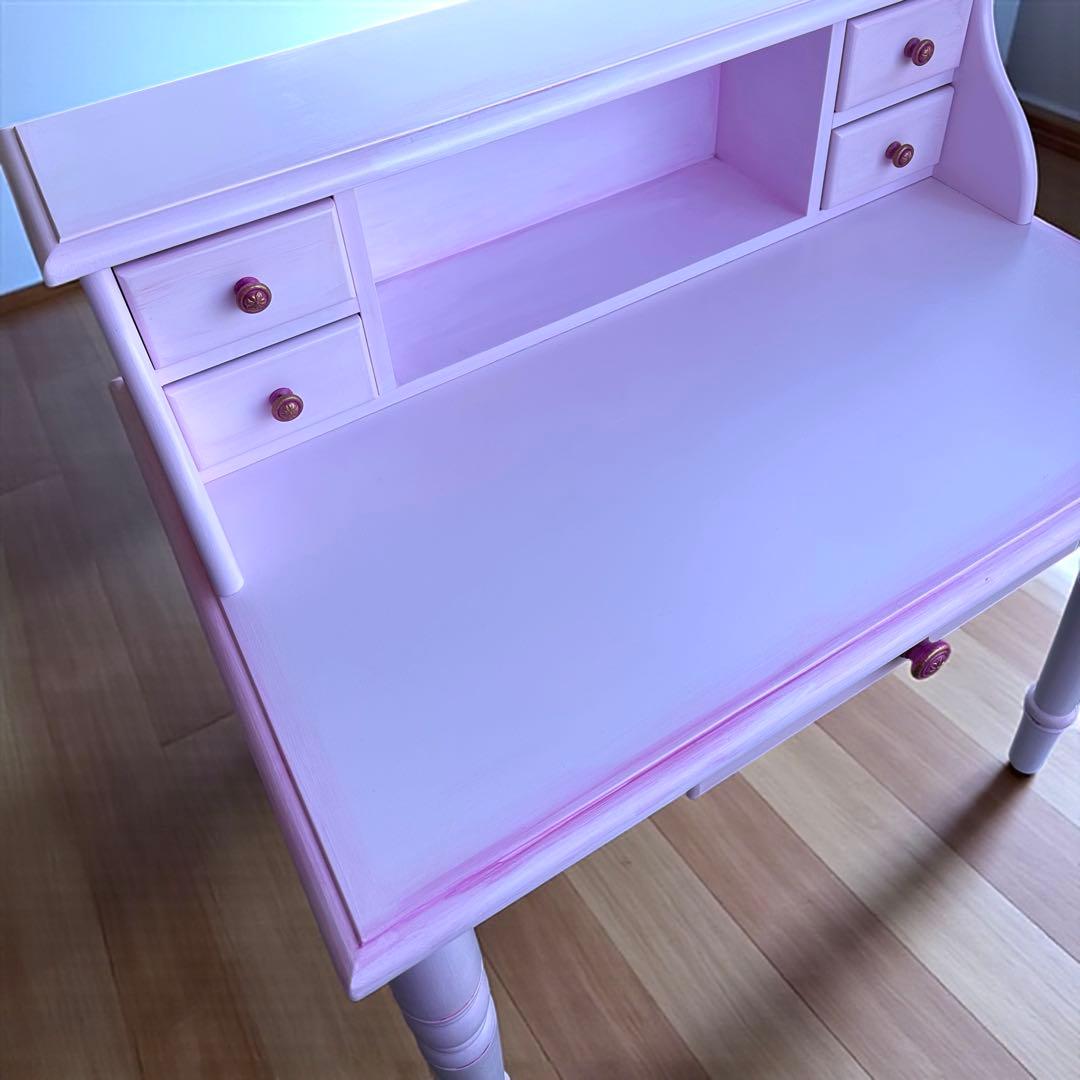 ピンクの木製引き出し付きデスク. 勉強机