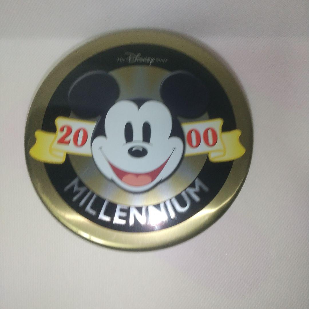 ディズニーストアー ミッキー 2000年 ミレニアム 缶バッチ