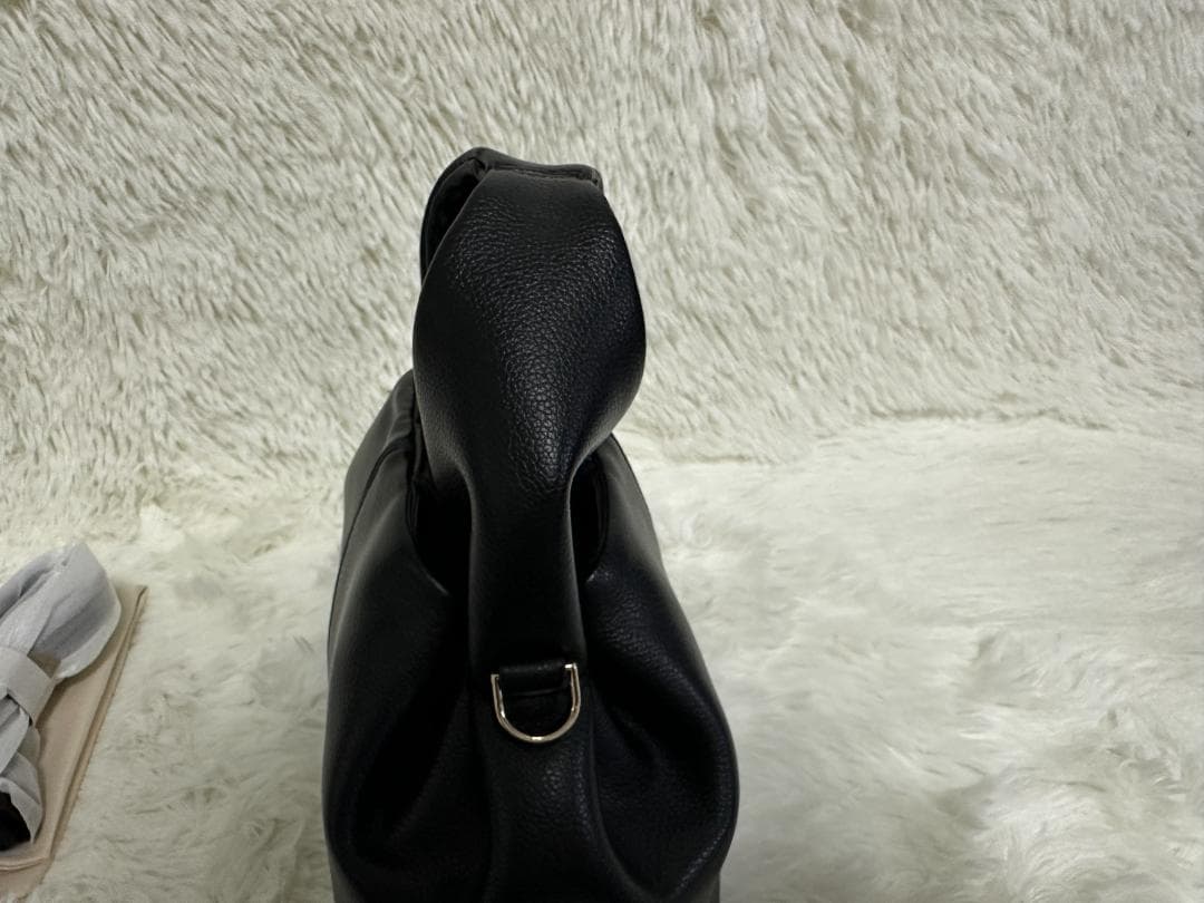 POLÈNE ブラックレザーショルダーバッグ