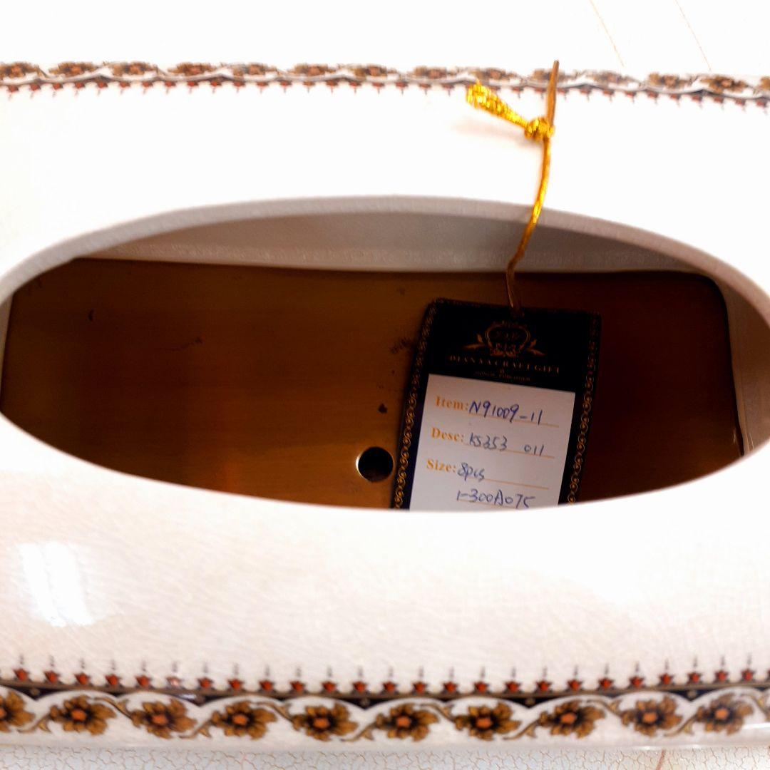 輸入雑貨　シノワズリ　『薔薇のティッシュBOX』　薔薇柄　オフホワイト　陶器