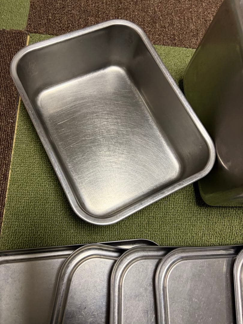 ステンレススチール バット 蓋が5枚　入れ物8枚です。