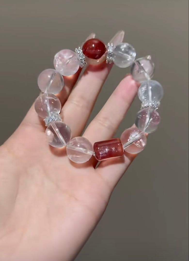 ブレスレット（クリスタル）このブレスレットは天然の水晶でできています。