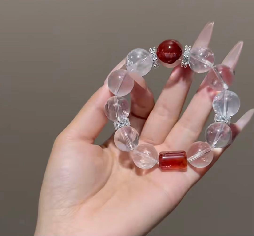 ブレスレット（クリスタル）このブレスレットは天然の水晶でできています。