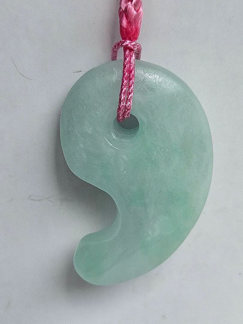 特選 大和型 翡翠勾玉　　　　☆10,000円☆