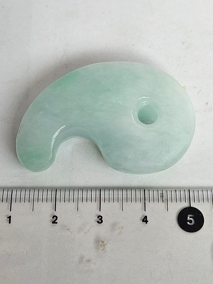 特選 大和型 翡翠勾玉　　　　☆10,000円☆