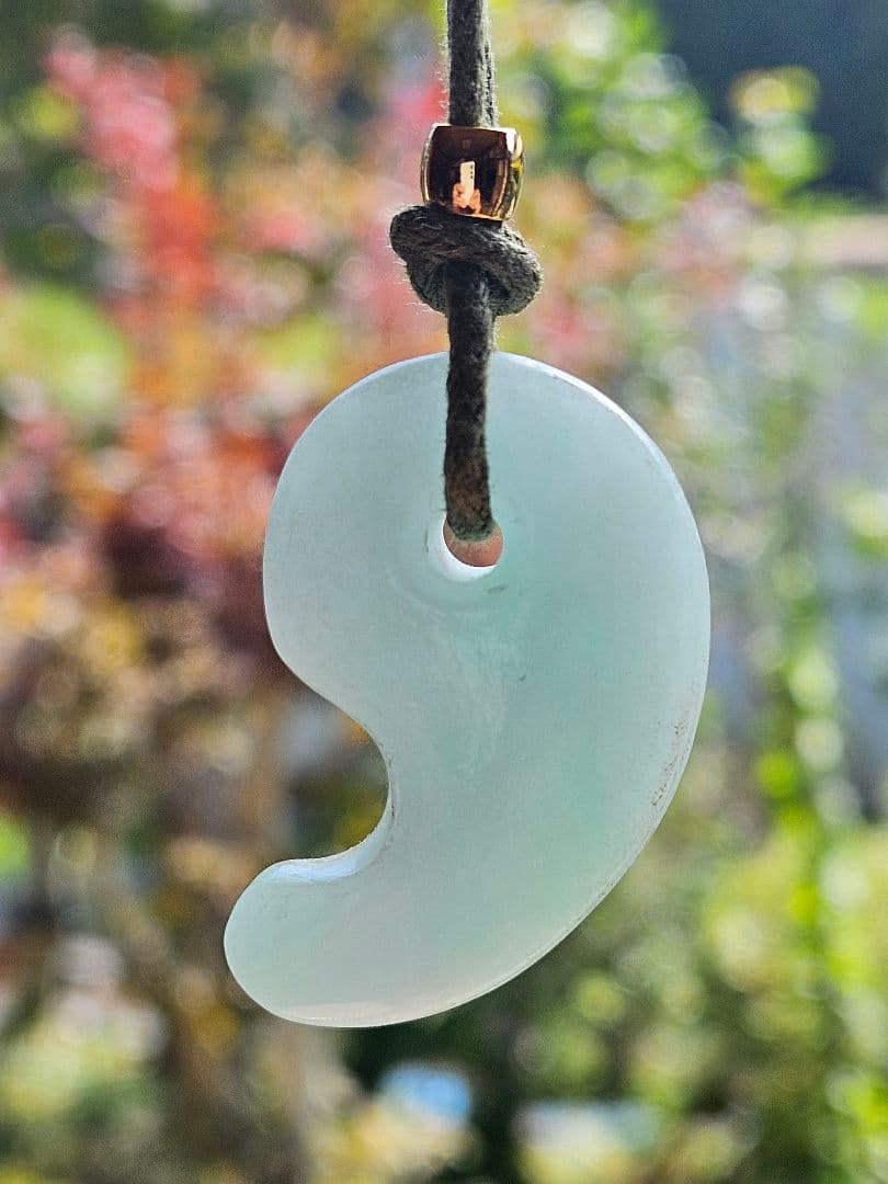 特選 大和型 翡翠勾玉　　　　☆10,000円☆