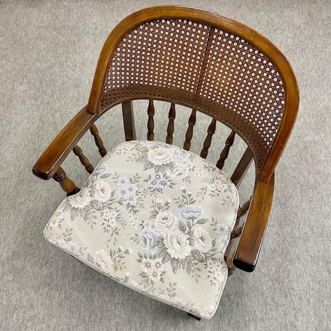 【カリモク】\"コロニアル\"CC3400 肘付食堂椅子