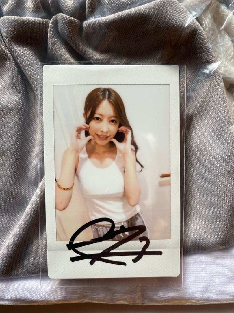 森日向子さんが作品中着用衣装&直筆サイン入りチェキ