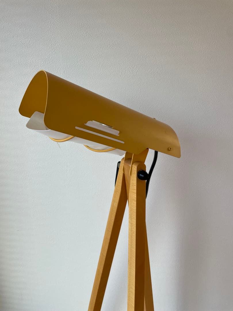 イエロー トライポッドスタンド フロアランプ innovator イノベーター