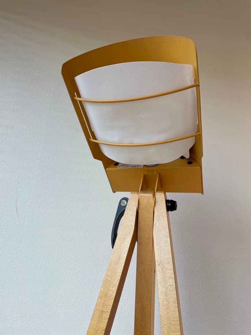 イエロー トライポッドスタンド フロアランプ innovator イノベーター