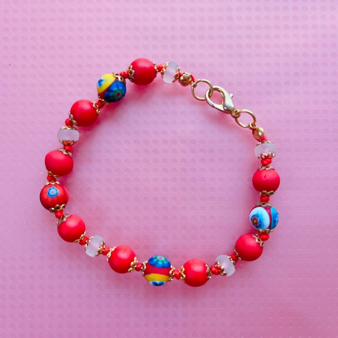 カラフルビーズブレスレット4本セット 赤 水色 黒 茶色 - メルカリ