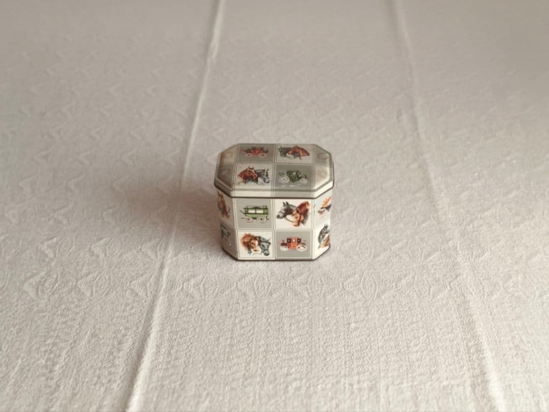 * vintage box ୨୧ お馬さんデザイン tin ボックス