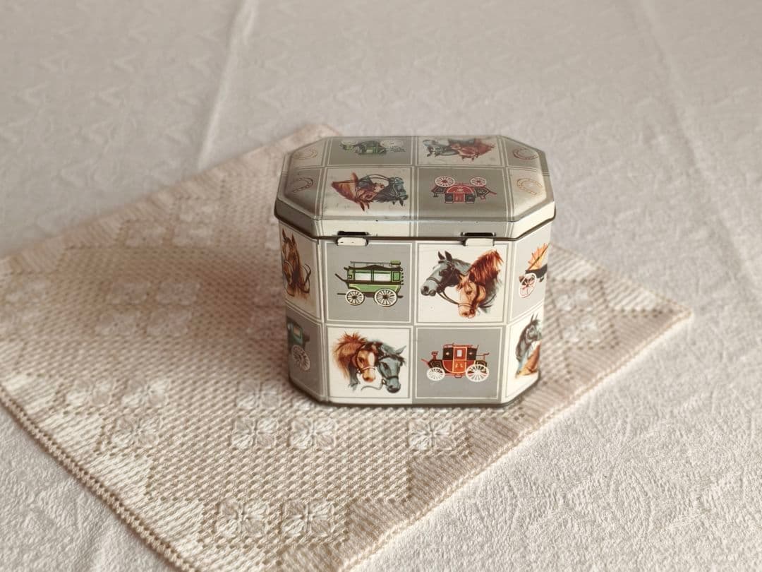 * vintage box ୨୧ お馬さんデザイン tin ボックス