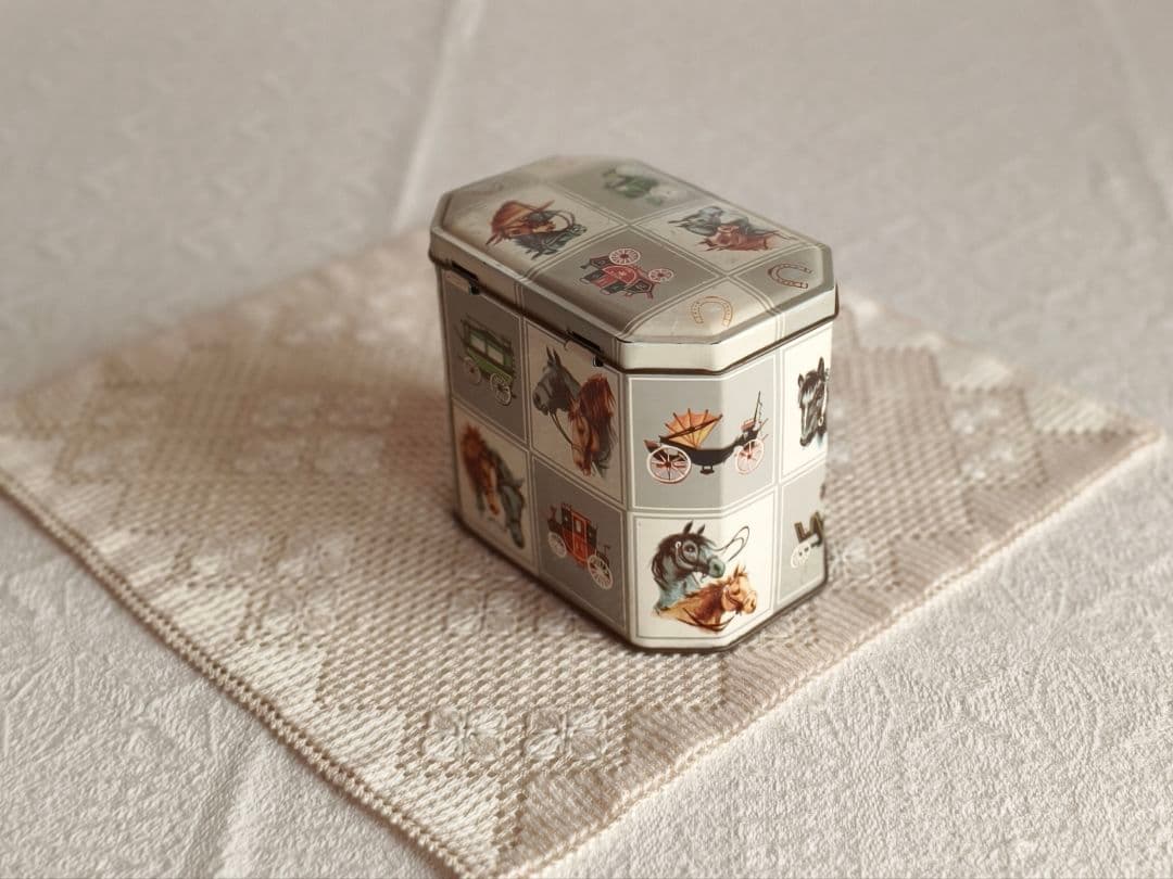 * vintage box ୨୧ お馬さんデザイン tin ボックス