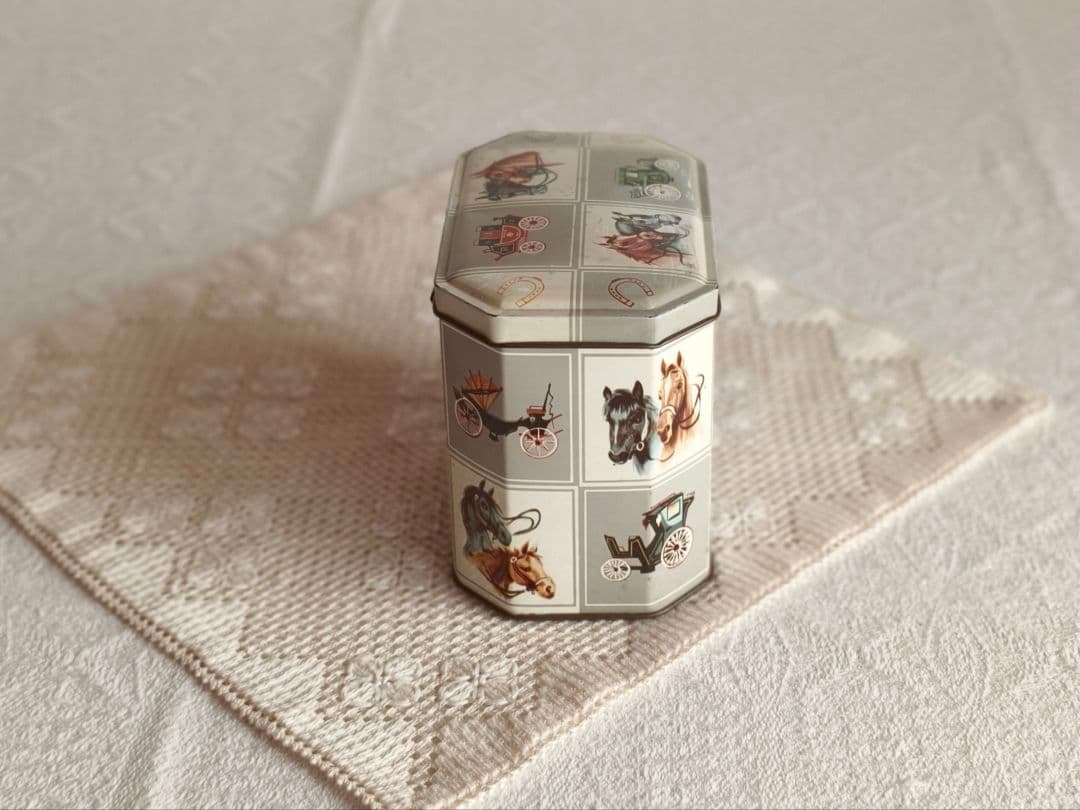 * vintage box ୨୧ お馬さんデザイン tin ボックス