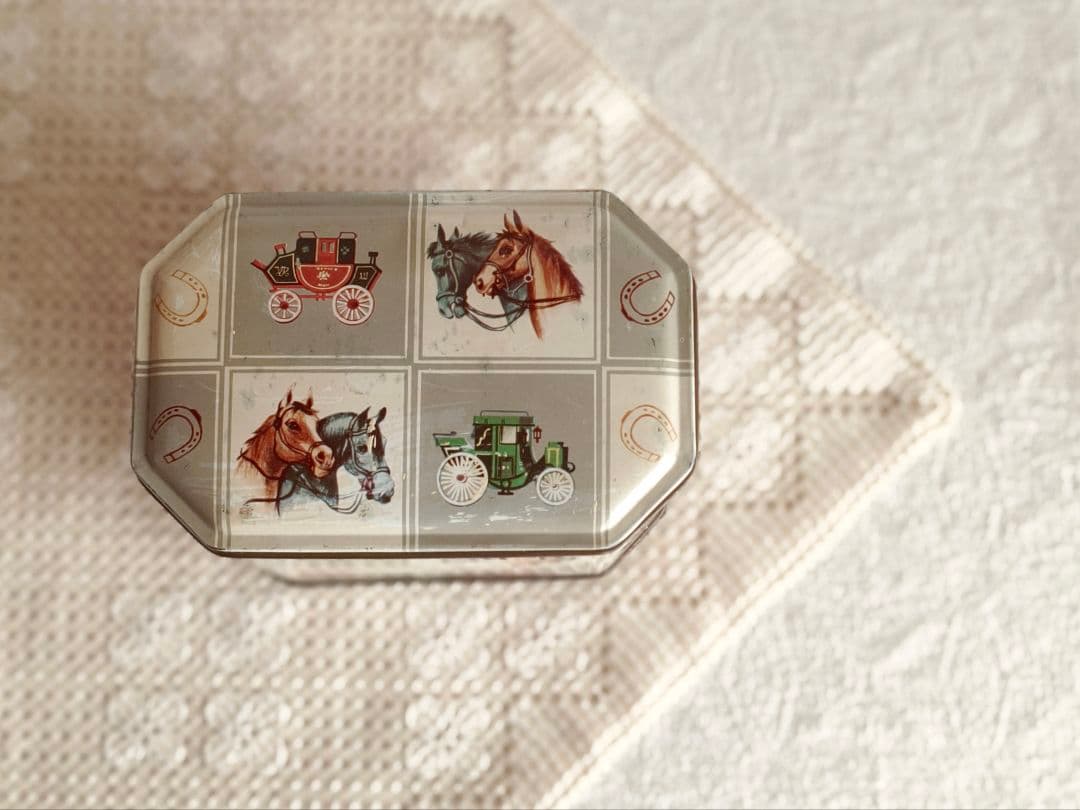 * vintage box ୨୧ お馬さんデザイン tin ボックス