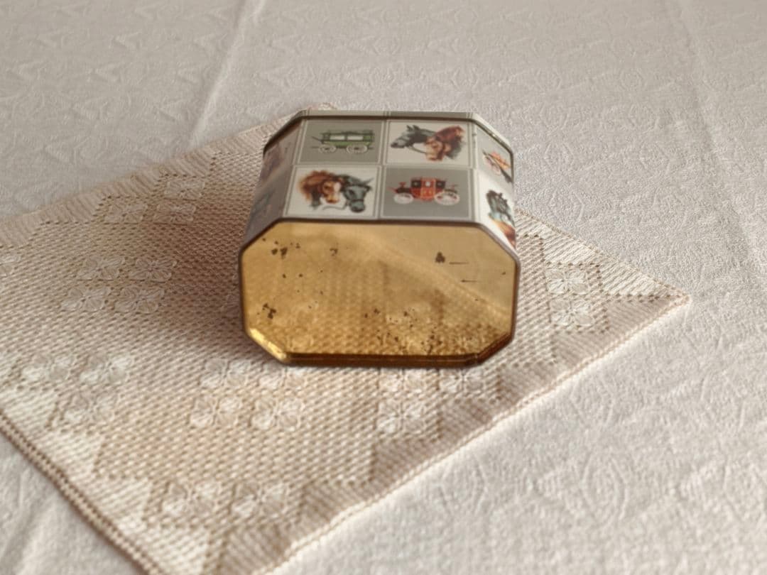 * vintage box ୨୧ お馬さんデザイン tin ボックス