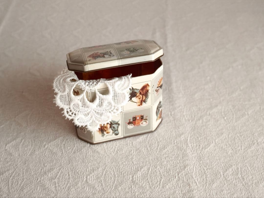 * vintage box ୨୧ お馬さんデザイン tin ボックス