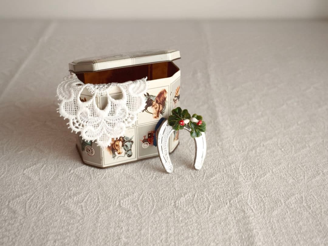 * vintage box ୨୧ お馬さんデザイン tin ボックス