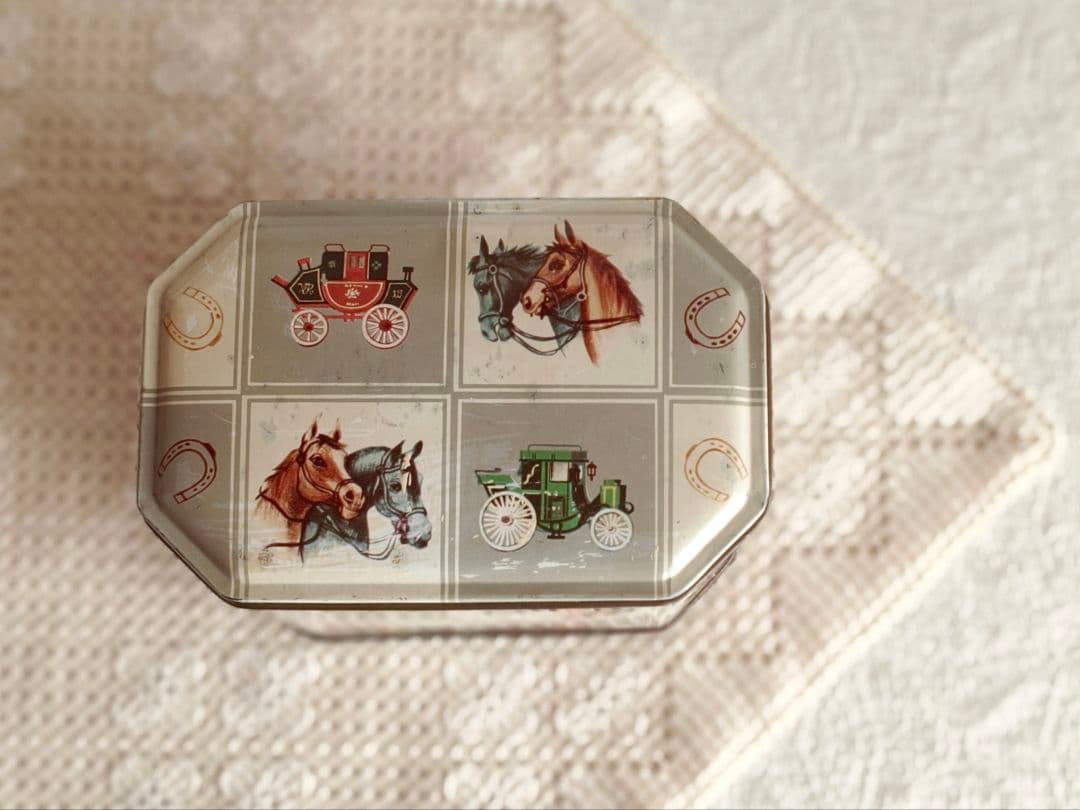 * vintage box ୨୧ お馬さんデザイン tin ボックス