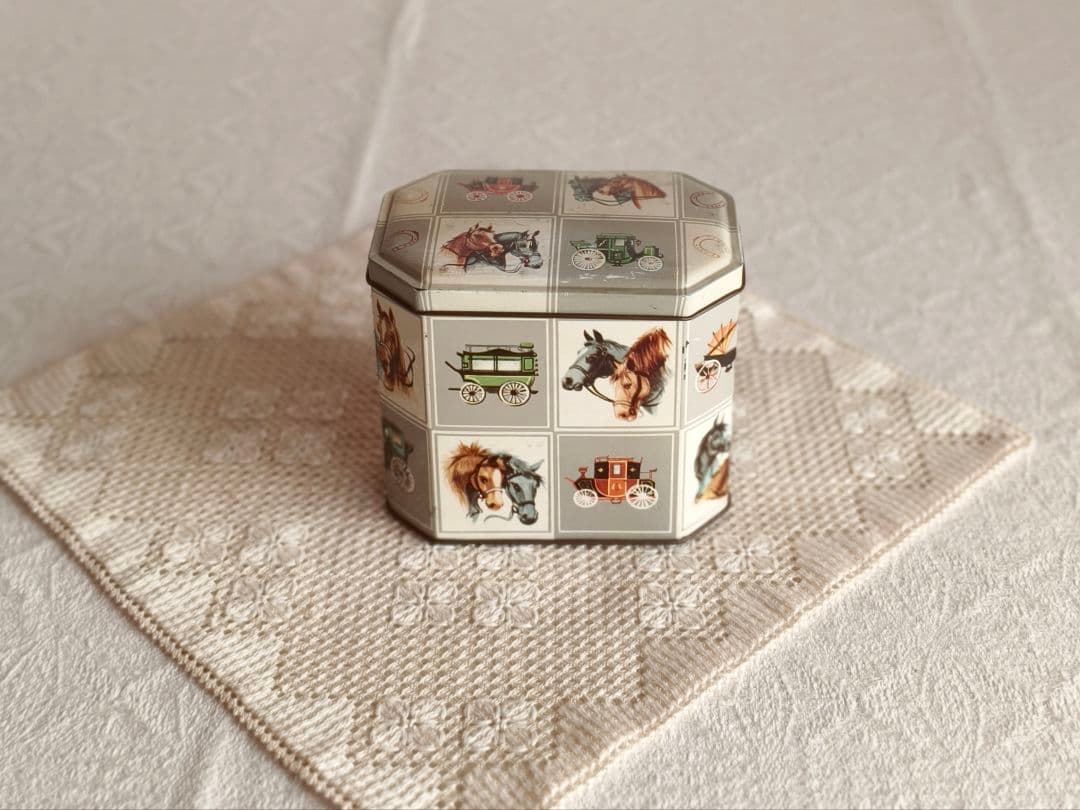 * vintage box ୨୧ お馬さんデザイン tin ボックス