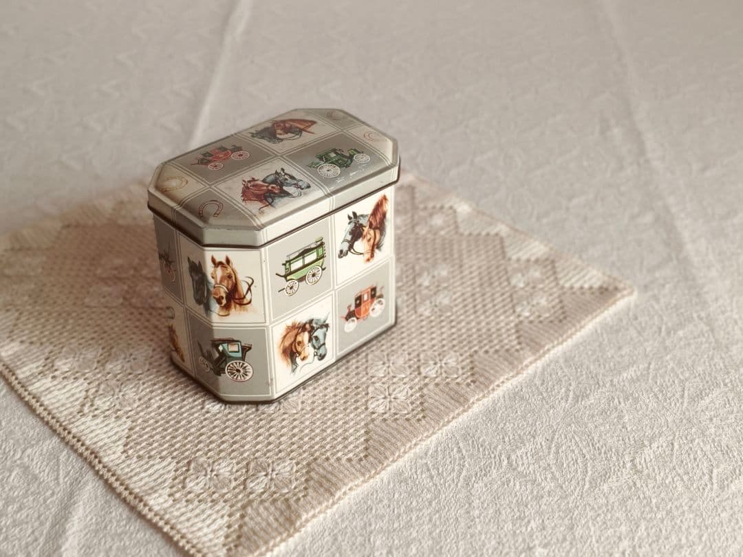 * vintage box ୨୧ お馬さんデザイン tin ボックス