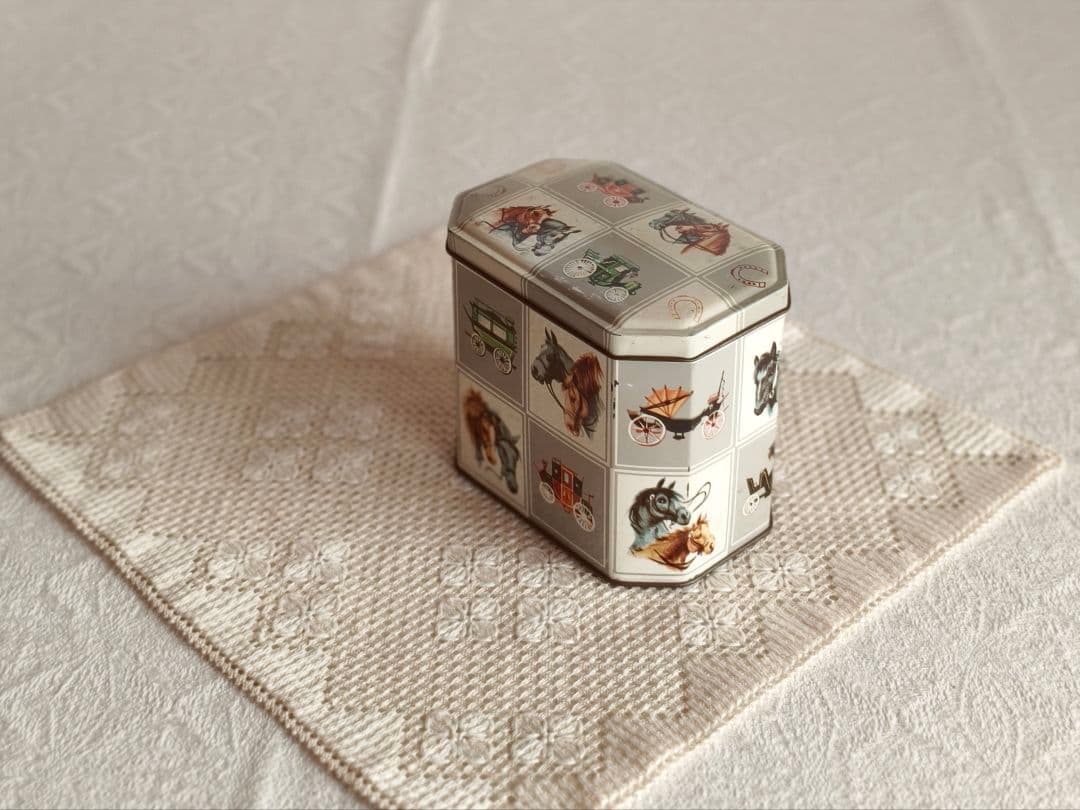 * vintage box ୨୧ お馬さんデザイン tin ボックス