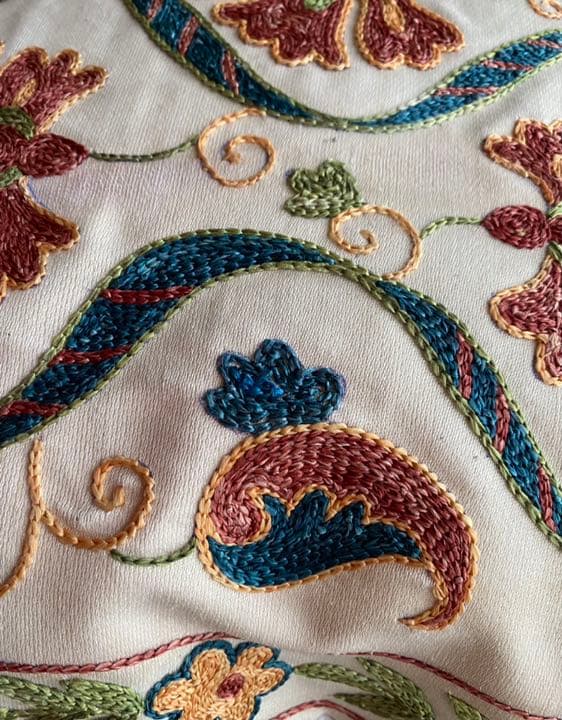 ウズベキスタン製 シルク スザニ刺繍 クッションカバー 46×44 SZN708