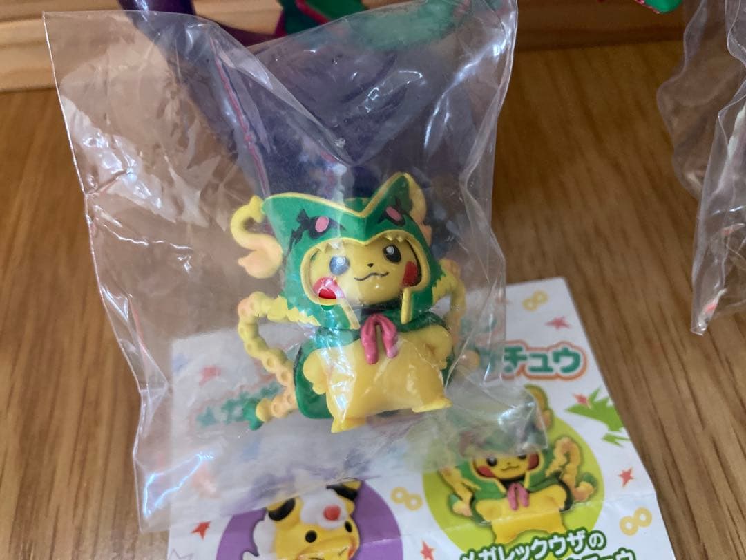 ポケモン　レックウザ　メガレックウザ　フィギュア　プチ缶　キーホルダー