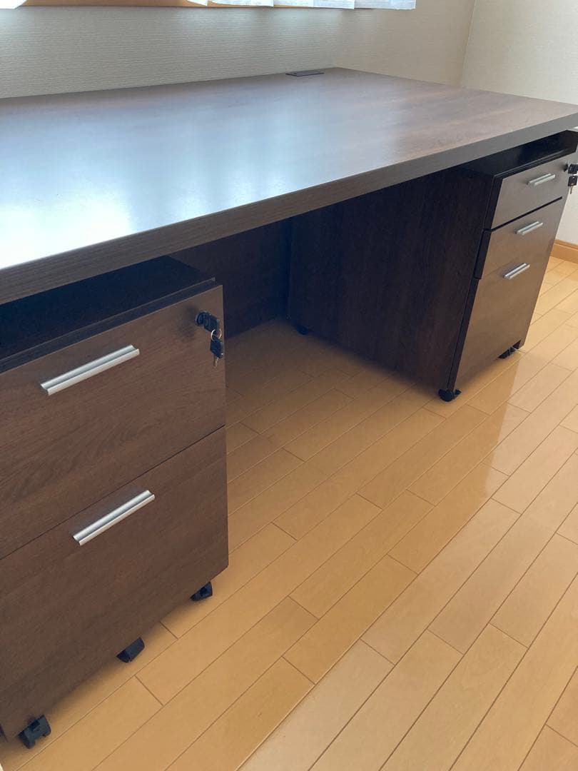 塚*本様 役員用平机、ダークブラウン色、独立キャスター引き出し付き(組立て要,バ