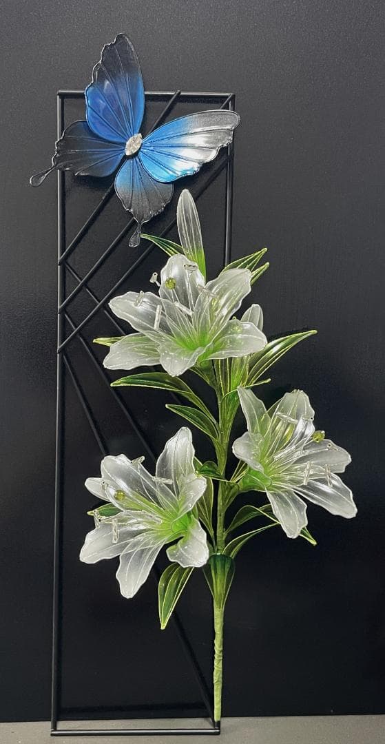 蝶が舞う百合のワイヤーフレーム【白×黄緑・インテリア・シルバーワイヤー】