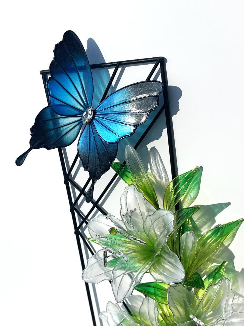 蝶が舞う百合のワイヤーフレーム【白×黄緑・インテリア・シルバーワイヤー】