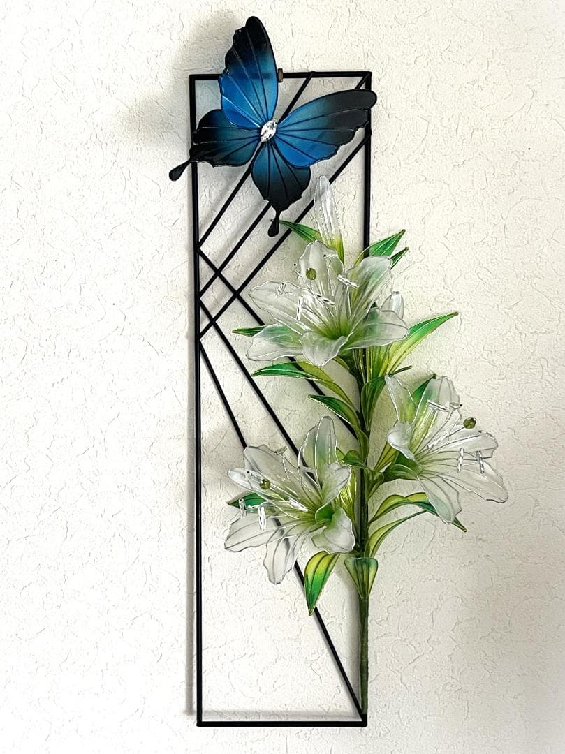 蝶が舞う百合のワイヤーフレーム【白×黄緑・インテリア・シルバーワイヤー】