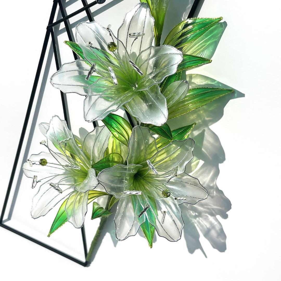 蝶が舞う百合のワイヤーフレーム【白×黄緑・インテリア・シルバーワイヤー】