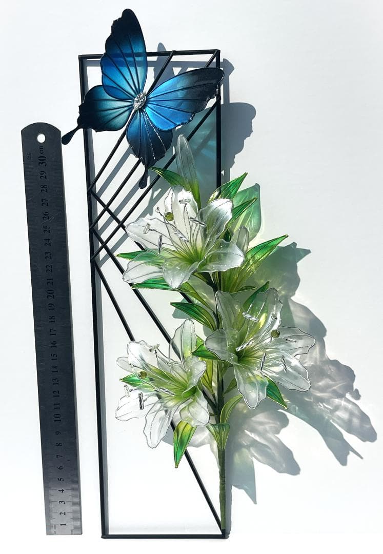 蝶が舞う百合のワイヤーフレーム【白×黄緑・インテリア・シルバーワイヤー】