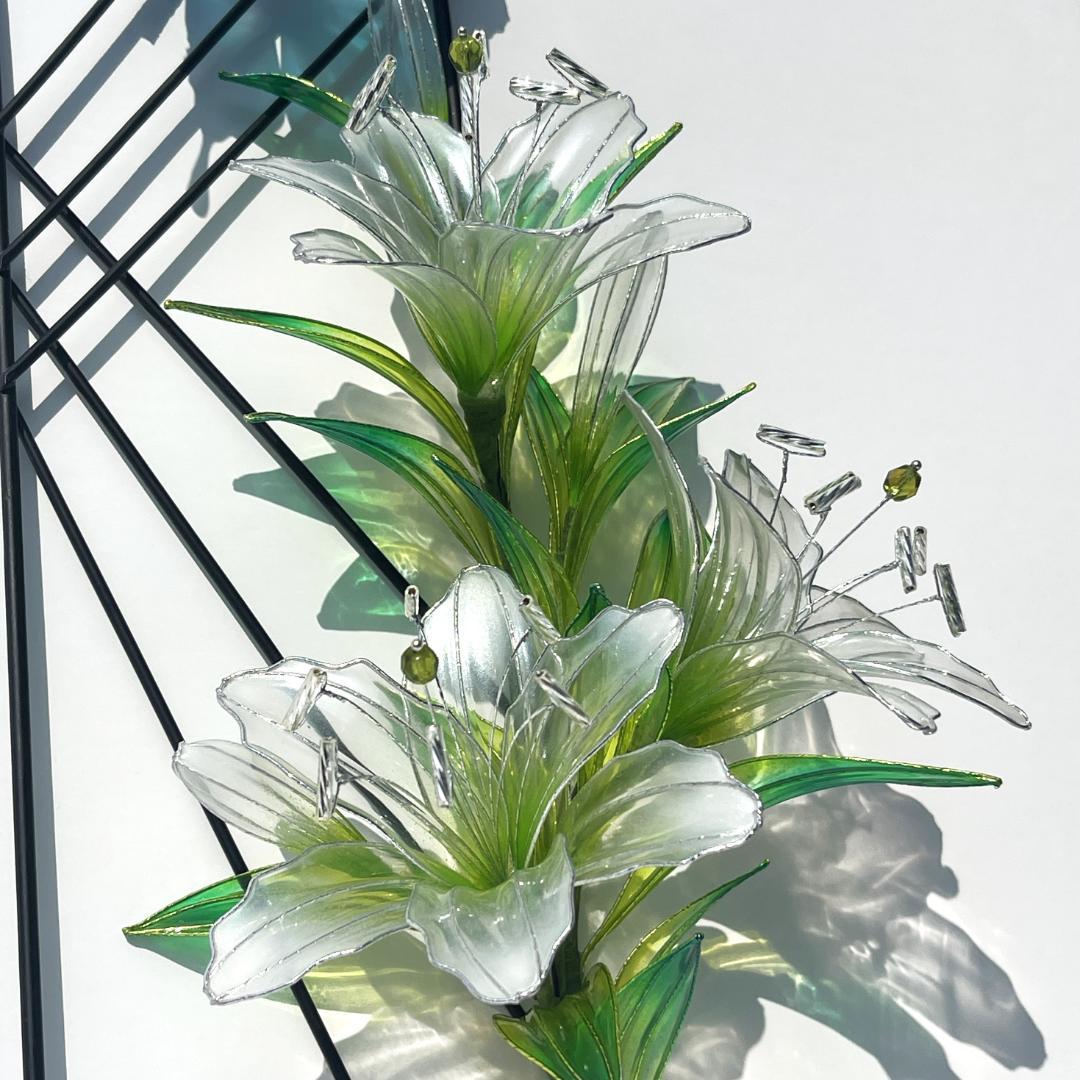 蝶が舞う百合のワイヤーフレーム【白×黄緑・インテリア・シルバーワイヤー】