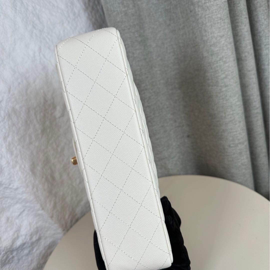 ホワイトのキルティングレザー製、ゴールドチェーン付き ショルダーバッグです