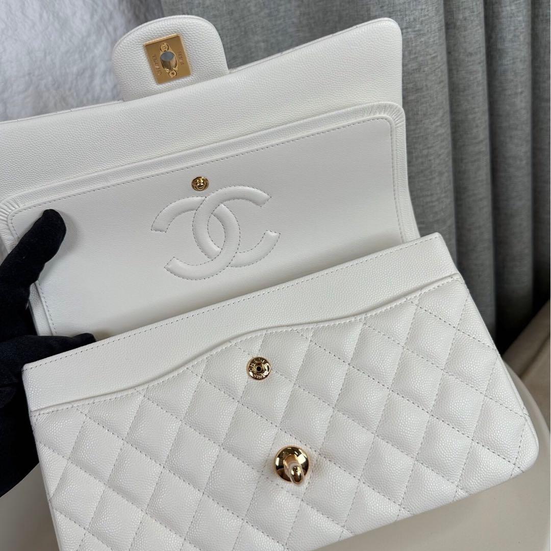 ホワイトのキルティングレザー製、ゴールドチェーン付き ショルダーバッグです