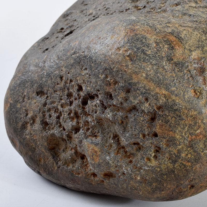 天然石　鑑賞石　太湖石　霊壁石　置物　重さ約1.8kg　唐木台付　N　9283