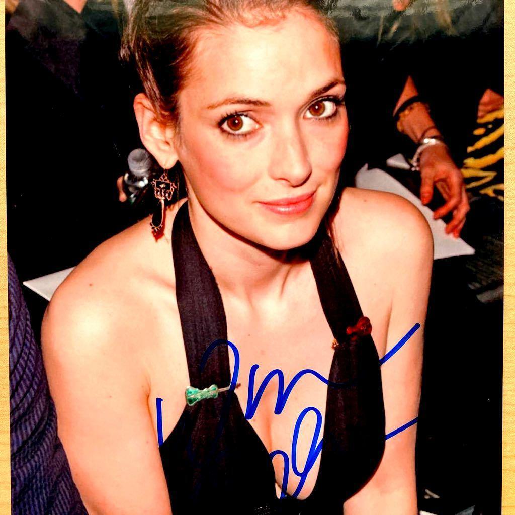 シザーハンズ ウィノナ・ライダー 直筆サイン入り写真 /gfo17 - メルカリ