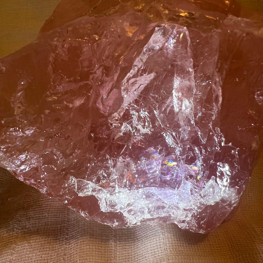 レインボー入り 特大ローズクォーツ 584g 天然石 パワーストーン