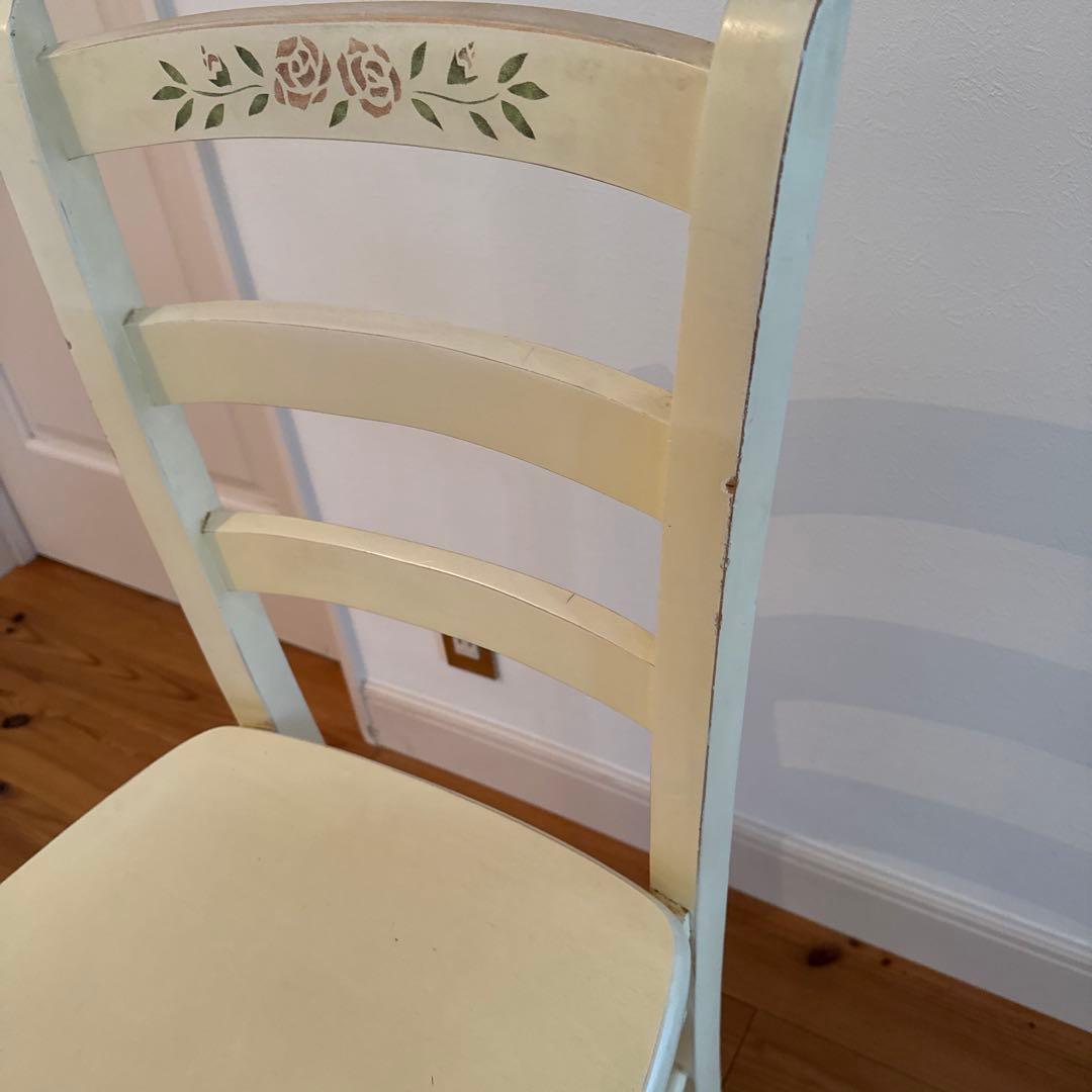 マニーステンシルローズ　ホワイトファニチャー