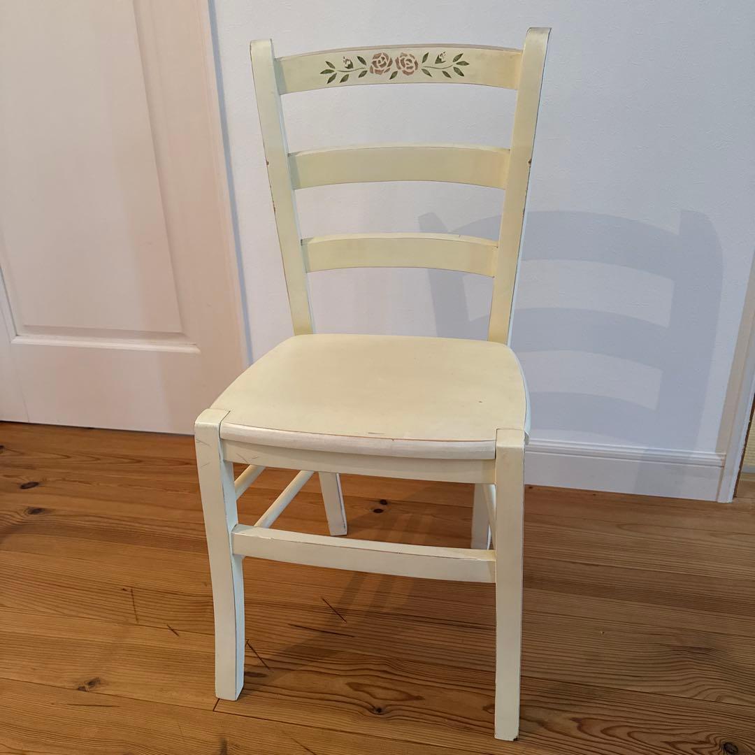 マニーステンシルローズ　ホワイトファニチャー