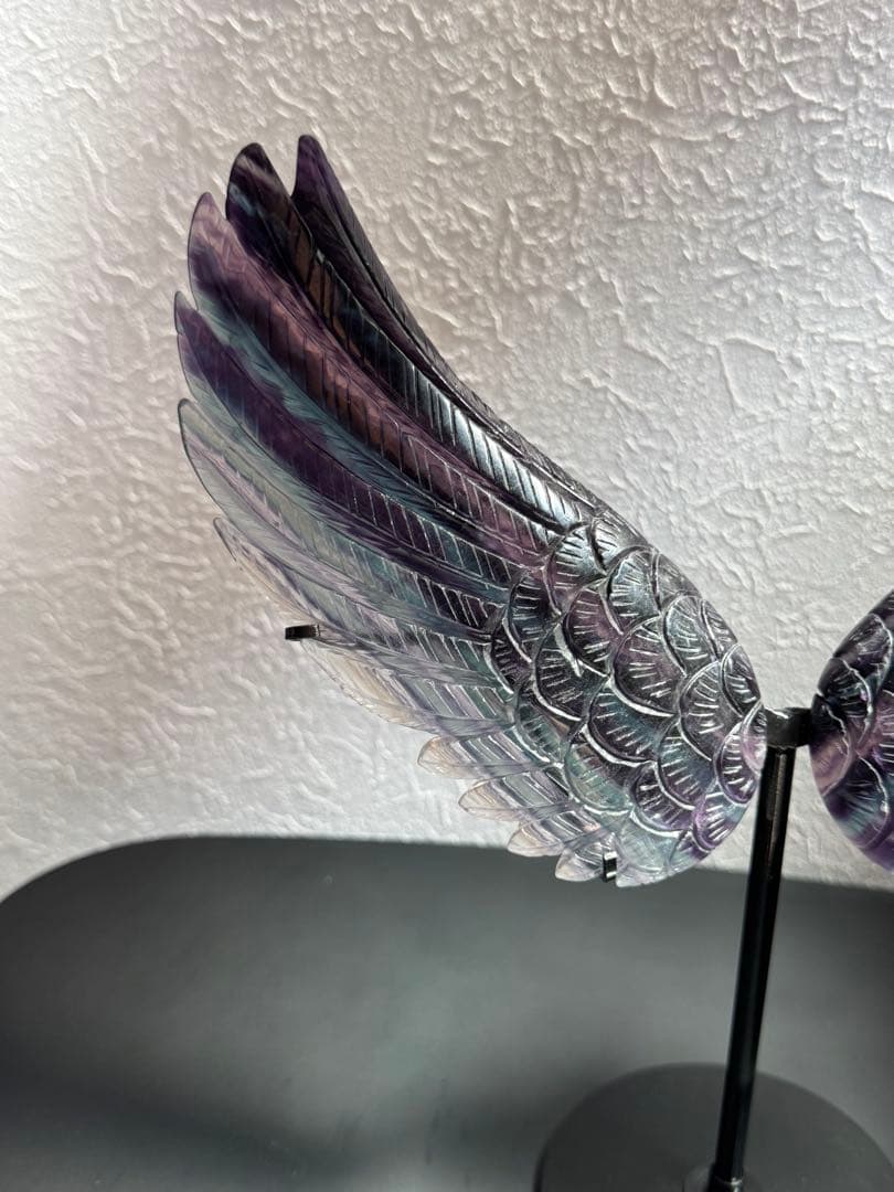 高品質 フローライト 天使の翼 手彫り ブラックスタンド付き