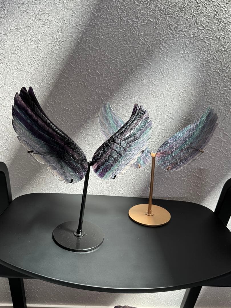 高品質 フローライト 天使の翼 手彫り ブラックスタンド付き