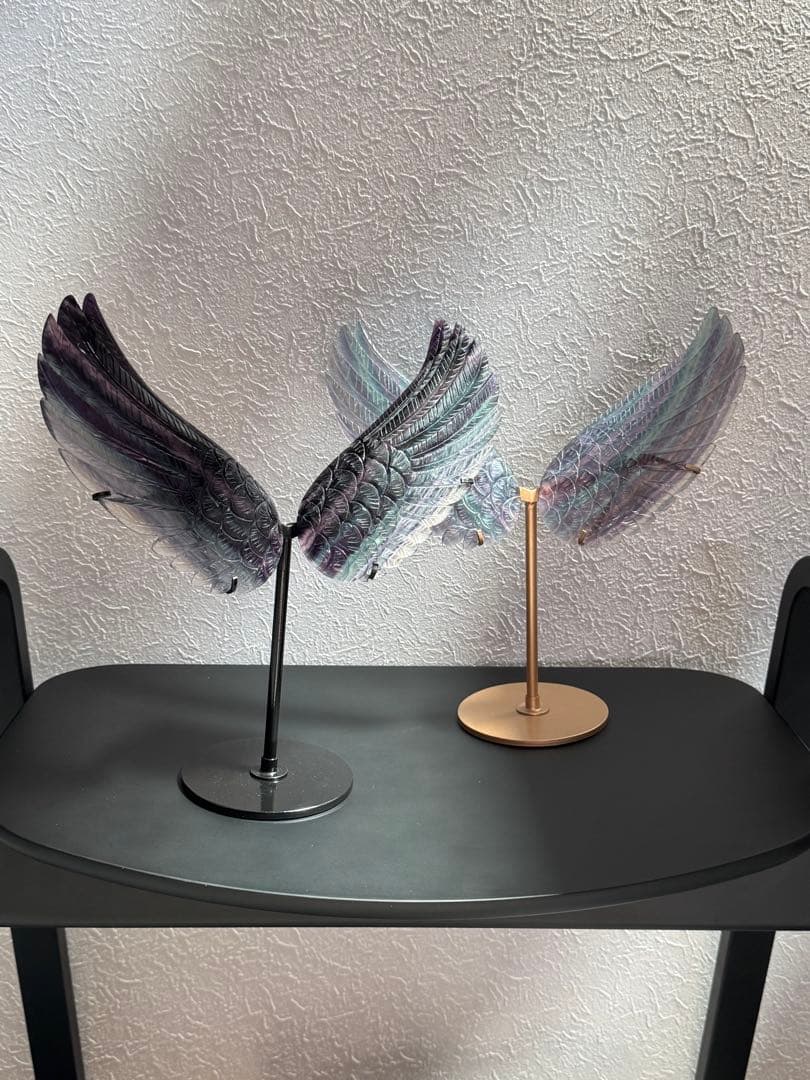 高品質 フローライト 天使の翼 手彫り ブラックスタンド付き