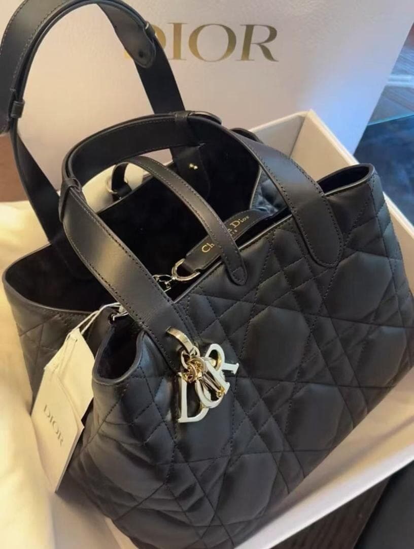 超美品！ブラックのキルティングデザイン ブラック ハンドバッグ