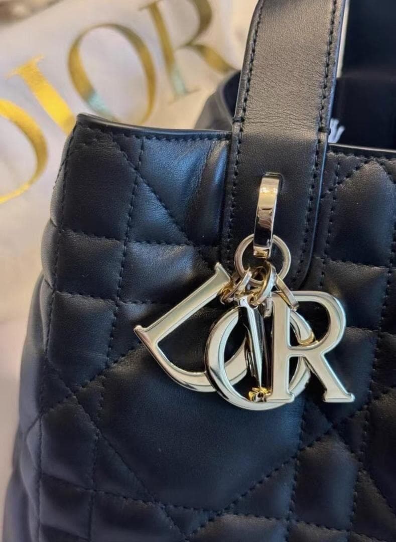 超美品！ブラックのキルティングデザイン ブラック ハンドバッグ