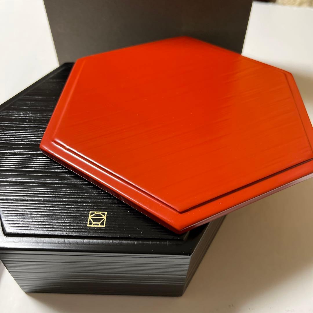 漆器山田平安堂　六角形重箱 赤と黒 金色模様